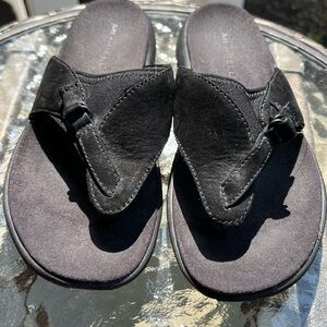 Merrell black suede Gardena thong flip flop sandals size 6 performance footwear